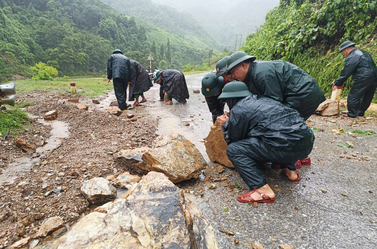 Lốc xo&aacute;y l&agrave;m tốc m&aacute;i h&agrave;ng chục ng&ocirc;i nh&agrave;, trường học, sơ t&aacute;n 140 bệnh nh&acirc;n đến nơi an to&agrave;n- Ảnh 3.