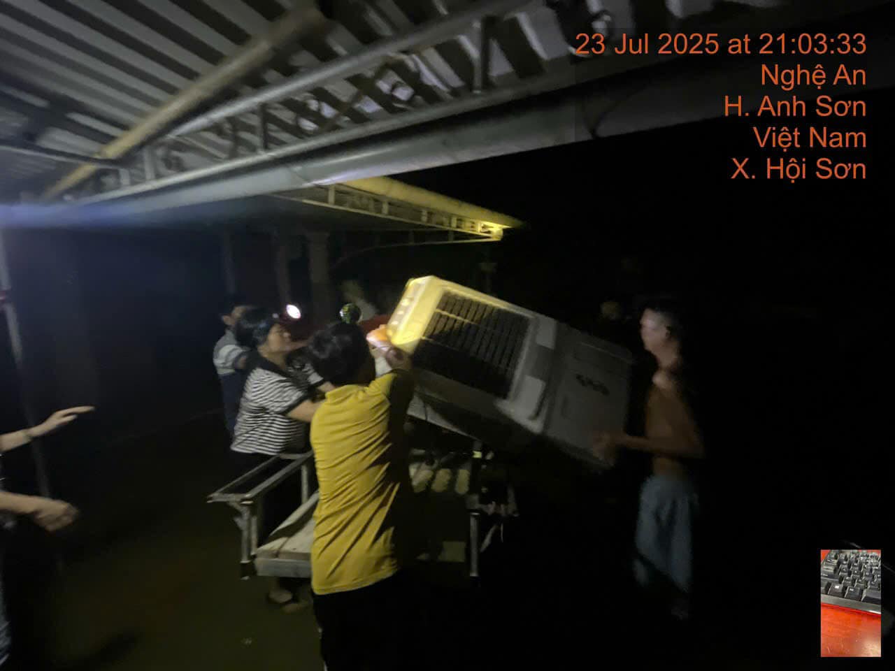 Nghệ An: Lũ tràn xuống hạ du, người dân lại trắng đêm chạy lũ- Ảnh 5. Nghệ An: Lũ tràn xuống hạ du, người dân lại trắng đêm chạy lũ- Ảnh 5.