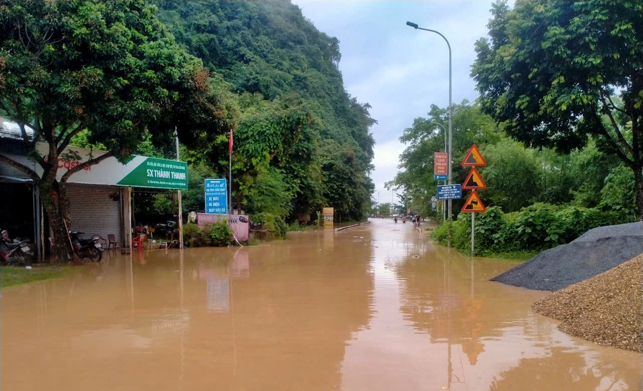 Lốc xo&aacute;y l&agrave;m tốc m&aacute;i h&agrave;ng chục ng&ocirc;i nh&agrave;, trường học, sơ t&aacute;n 140 bệnh nh&acirc;n đến nơi an to&agrave;n- Ảnh 11.