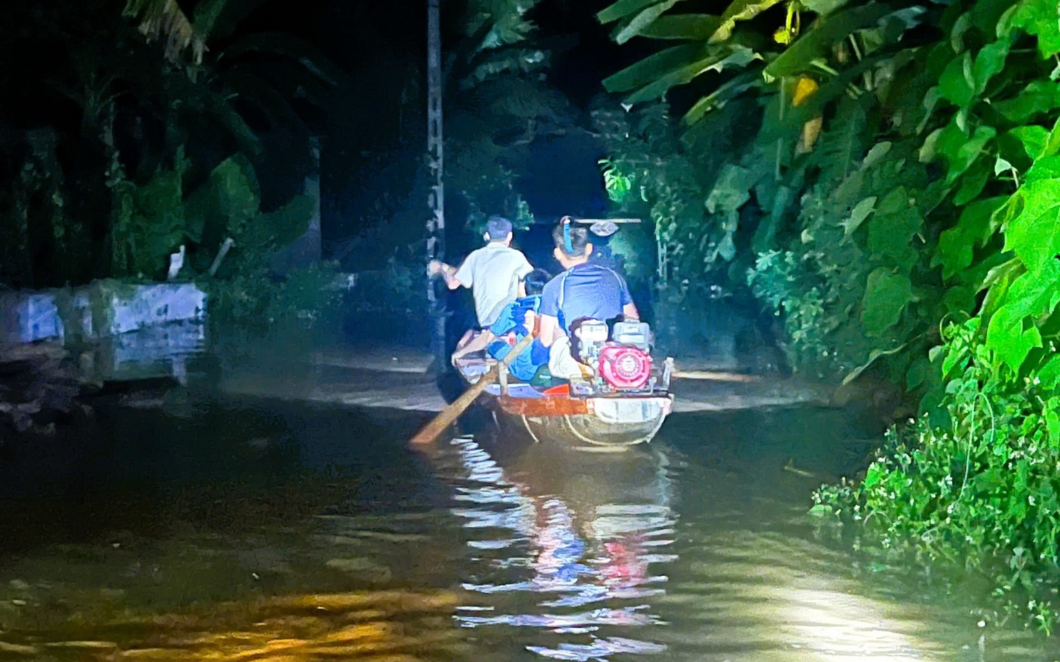 Nghe tin nhà bị lũ cuốn, người dân không về được do QL7 qua Nghệ An chìm trong biển nước- Ảnh 15. Nghệ An: Lũ tràn xuống hạ du, người dân lại trắng đêm chạy lũ