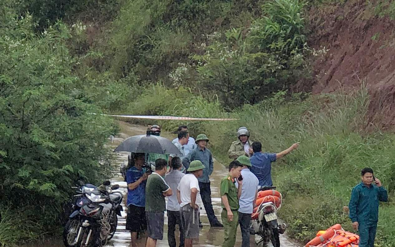 X&aacute;c minh th&ocirc;ng tin 2 người đi xe m&aacute;y qua ngầm tr&agrave;n bị lũ cuốn ở Lạng Sơn