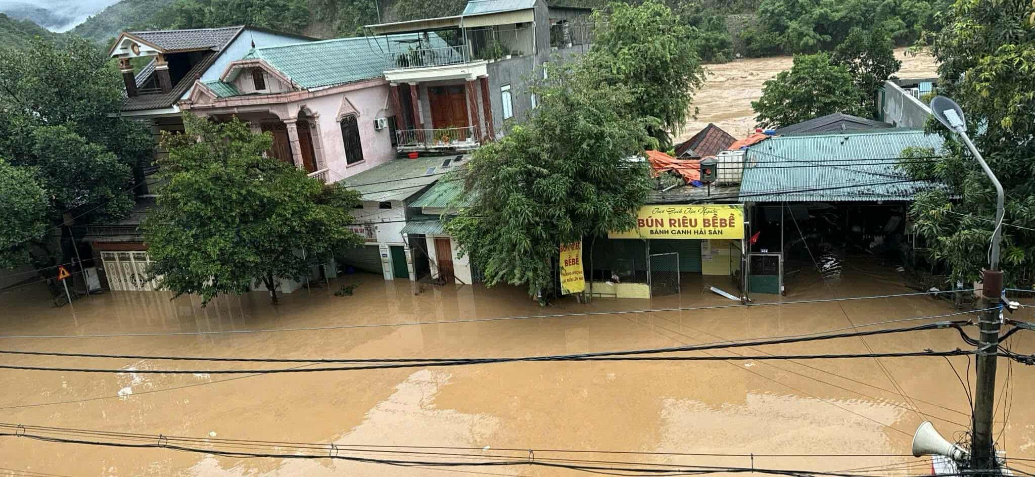 Lốc xo&aacute;y l&agrave;m tốc m&aacute;i h&agrave;ng chục ng&ocirc;i nh&agrave;, trường học, sơ t&aacute;n 140 bệnh nh&acirc;n đến nơi an to&agrave;n- Ảnh 2.