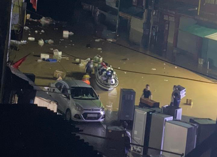 Lốc xo&aacute;y l&agrave;m tốc m&aacute;i h&agrave;ng chục ng&ocirc;i nh&agrave;, trường học, sơ t&aacute;n 140 bệnh nh&acirc;n đến nơi an to&agrave;n- Ảnh 10.