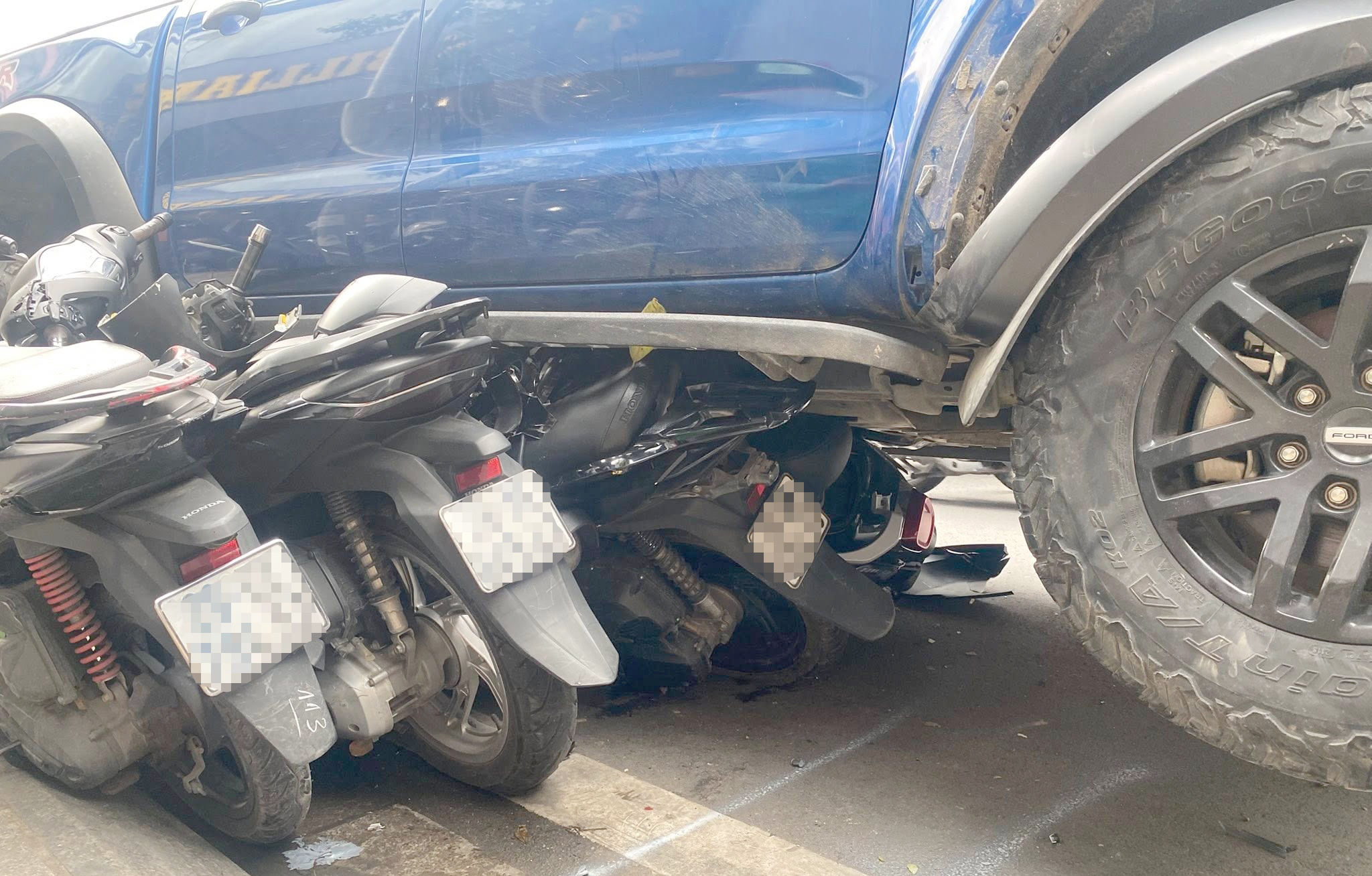 H&agrave; Nội: CSGT c&ugrave;ng người d&acirc;n kh&ecirc;nh xe b&aacute;n tải cứu người mắc kẹt dưới gầm- Ảnh 2.