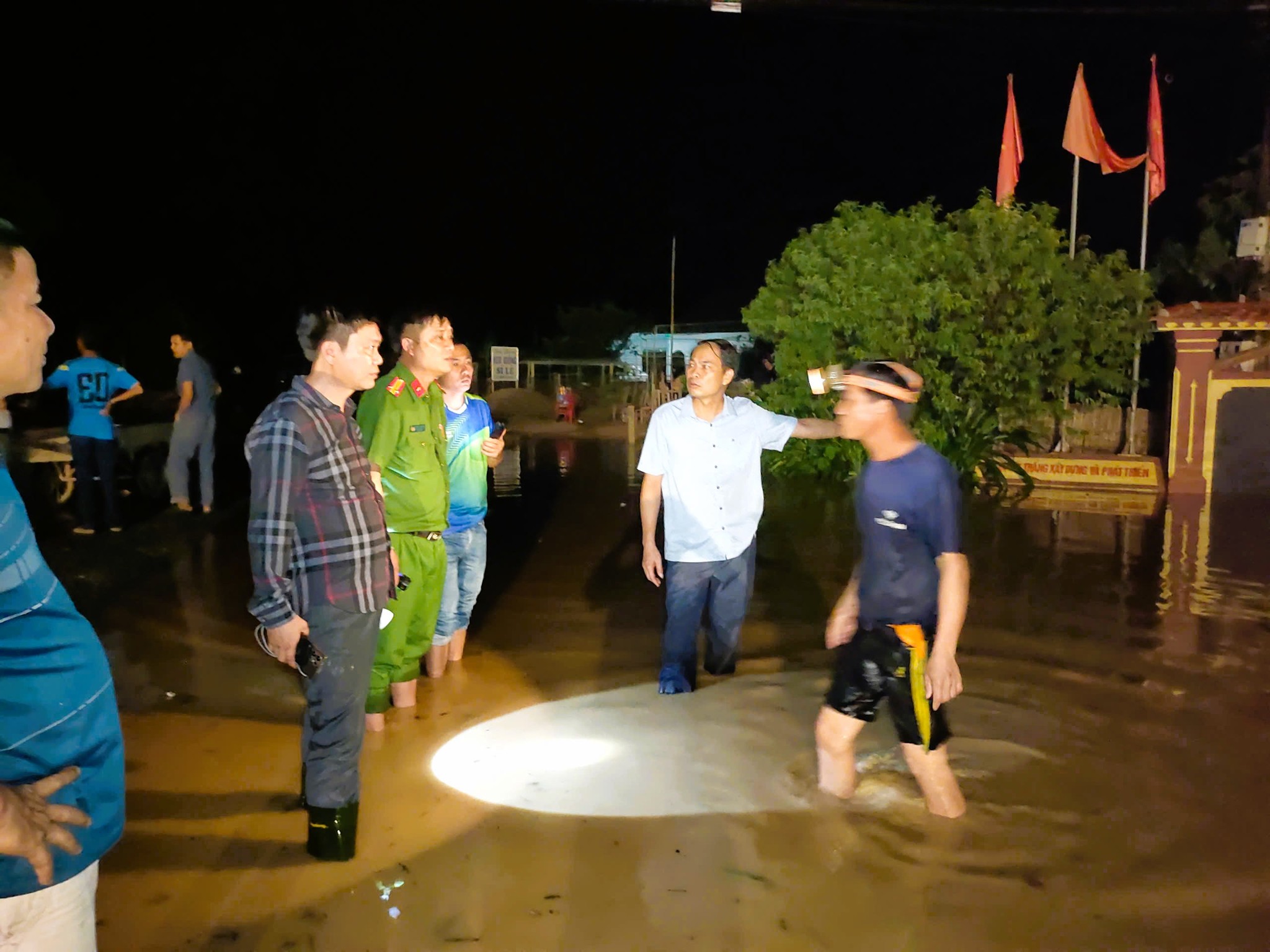 Nghệ An: Lũ tràn xuống hạ du, người dân lại trắng đêm chạy lũ- Ảnh 1. Nghệ An: Lũ tràn xuống hạ du, người dân lại trắng đêm chạy lũ- Ảnh 1.