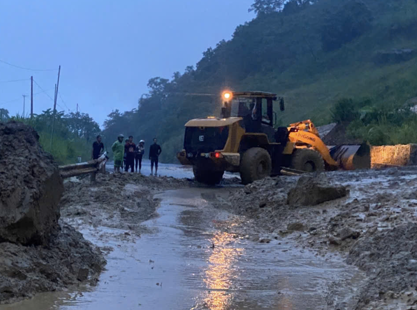 Th&ocirc;ng tuyến quốc lộ 15C qua Thanh H&oacute;a sau sạt lở- Ảnh 1.