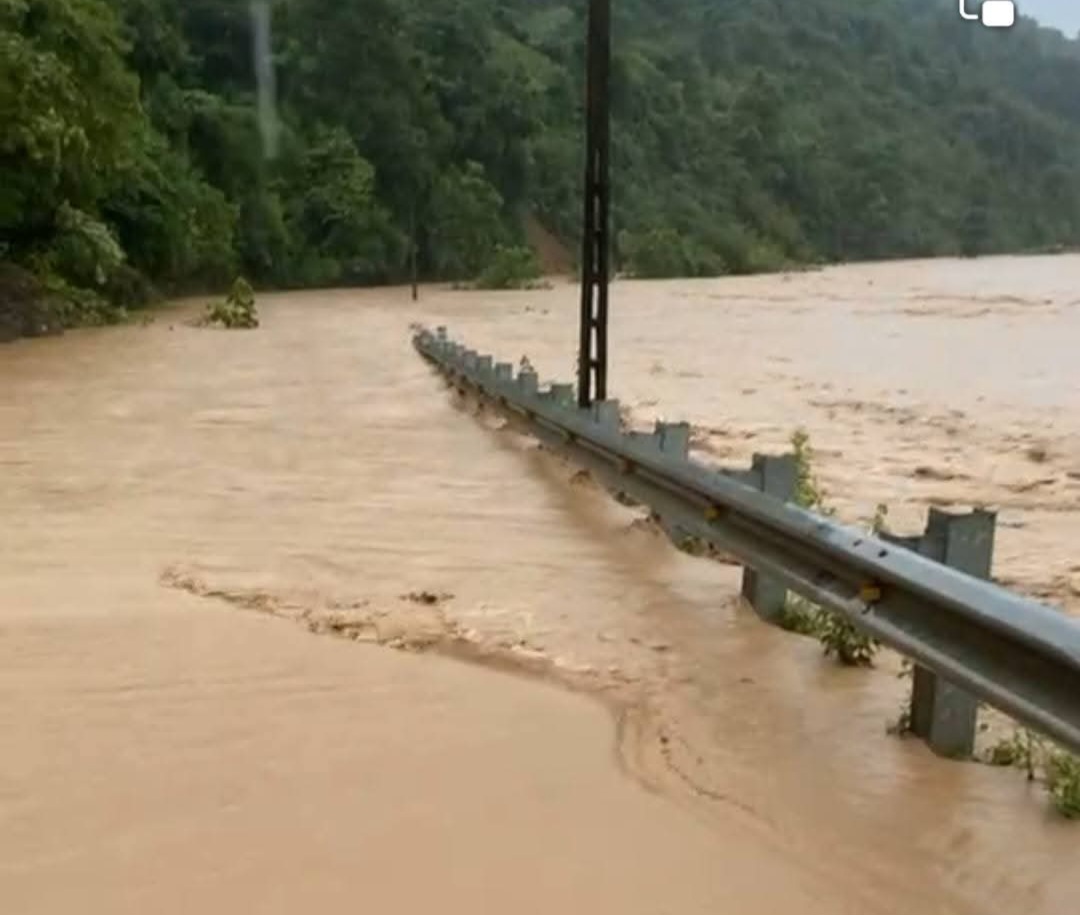 Giải cứu 20 h&agrave;nh kh&aacute;ch tr&ecirc;n xe giường nằm mắc kẹt do lũ tr&ecirc;n quốc lộ 7- Ảnh 2.