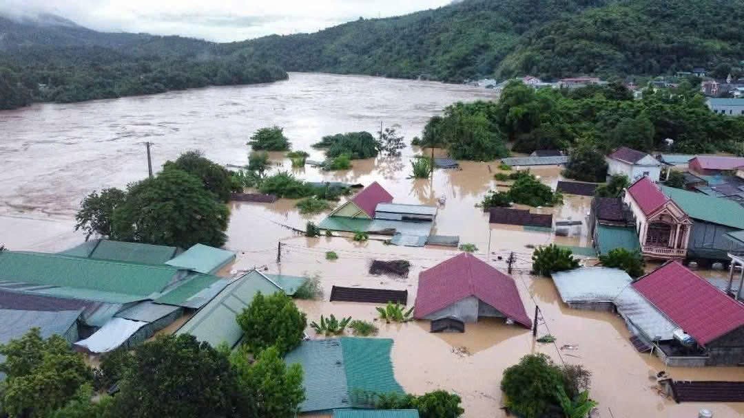 Giải cứu 20 h&agrave;nh kh&aacute;ch tr&ecirc;n xe giường nằm mắc kẹt do lũ tr&ecirc;n quốc lộ 7- Ảnh 3.