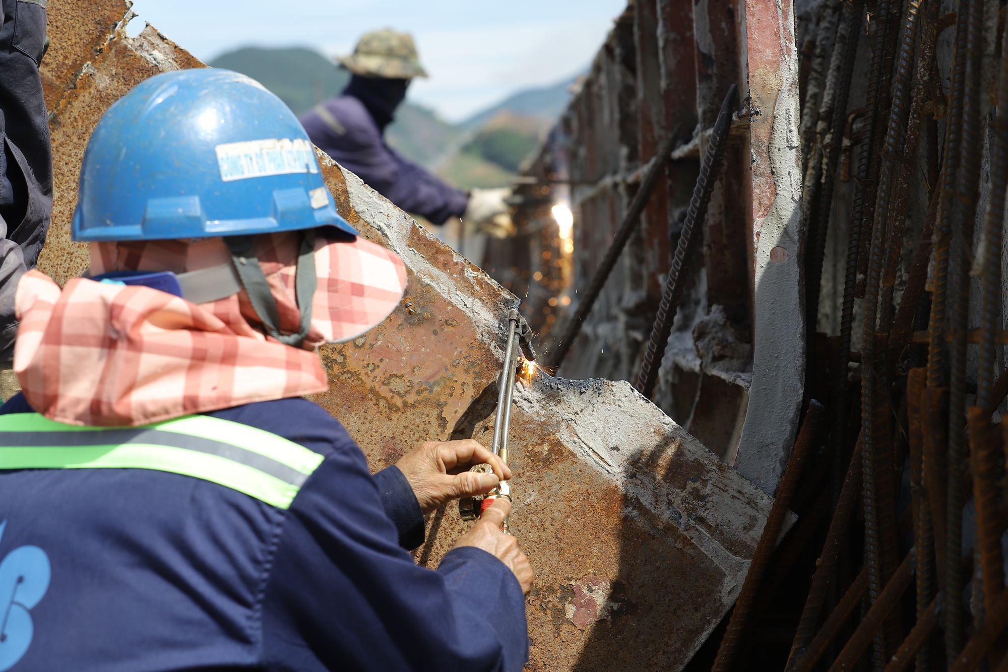 C&acirc;u chuyện của những người xuy&ecirc;n đ&aacute;, mở đường qua đại ng&agrave;n miền Trung- Ảnh 2.