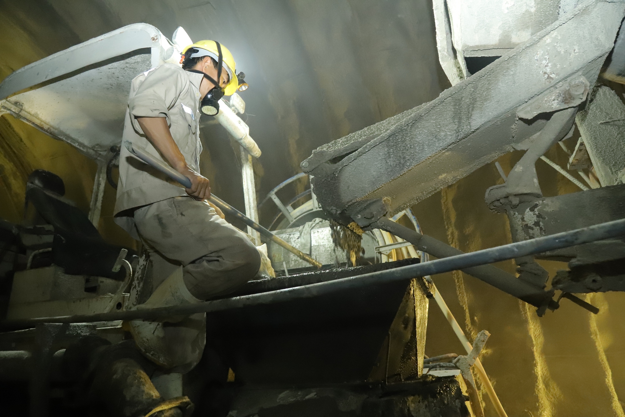 C&acirc;u chuyện của những người xuy&ecirc;n đ&aacute;, mở đường qua đại ng&agrave;n miền Trung- Ảnh 4.