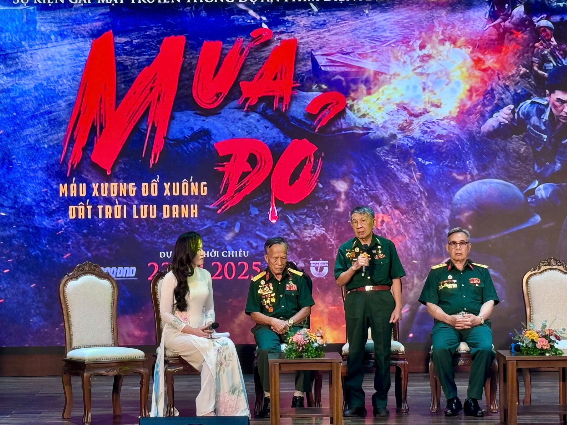 Cựu chiến binh Th&agrave;nh cổ Quảng Trị kh&oacute;c nghẹn sau khi xem "Mưa đỏ"- Ảnh 2.