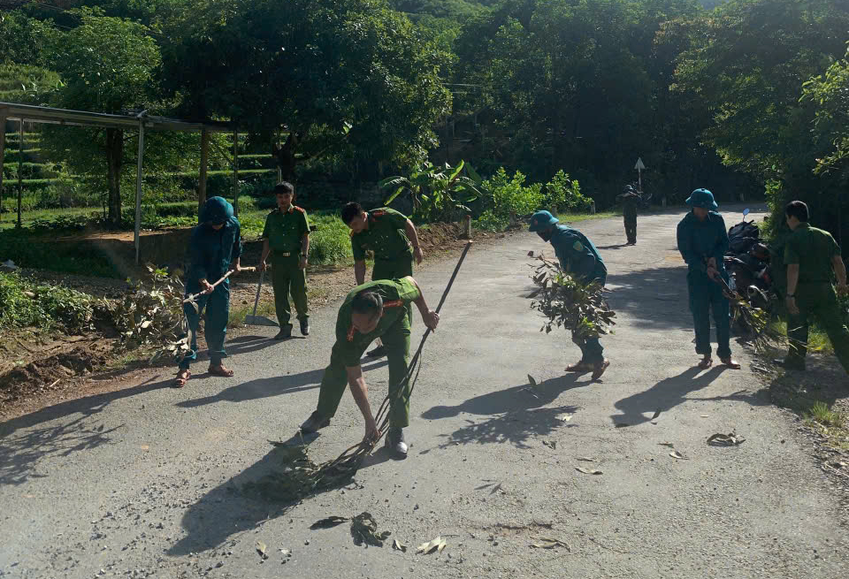 Xử phạt t&agrave;i xế xe tải để rơi v&atilde;i đ&aacute; dăm tr&ecirc;n quốc lộ 24C qua Quảng Ng&atilde;i- Ảnh 2.