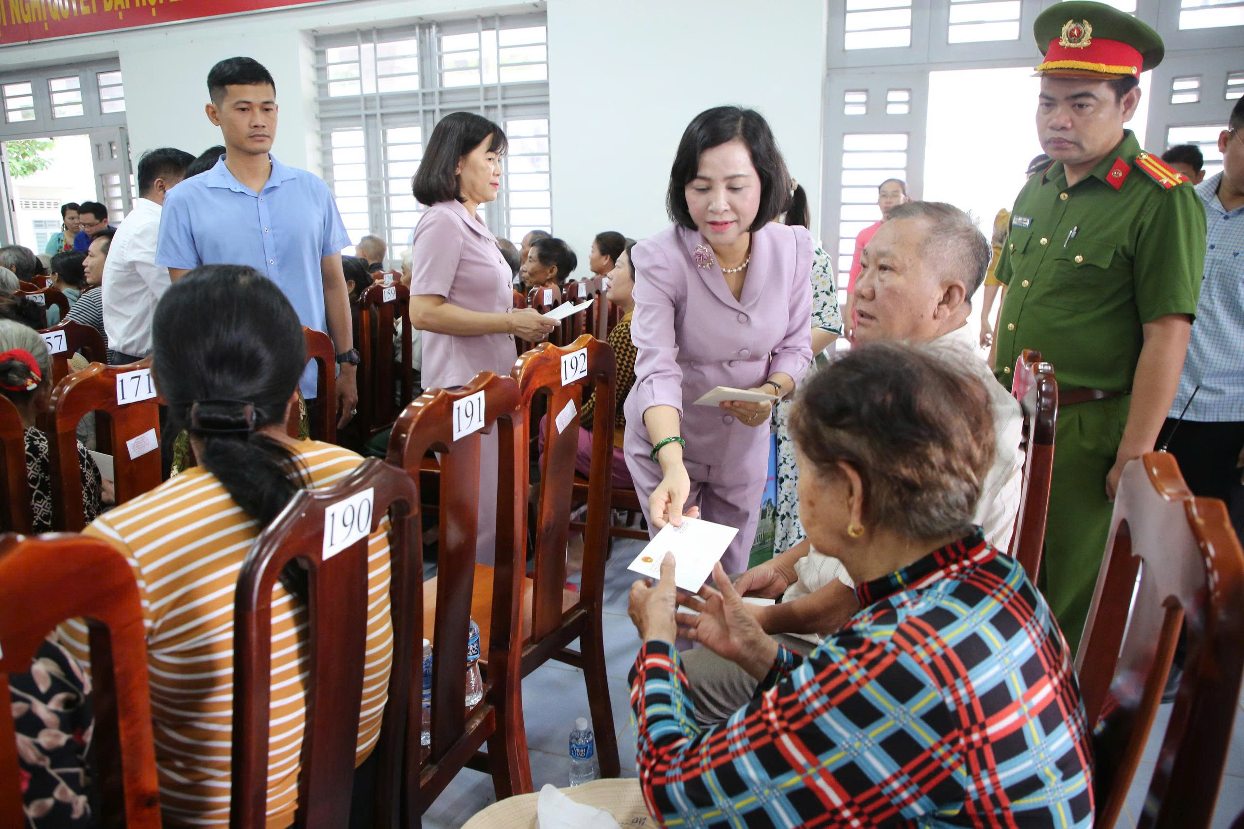 Ph&oacute; Chủ tịch Quốc hội Nguyễn Thị Thanh thăm v&agrave; tặng qu&agrave; gia đ&igrave;nh ch&iacute;nh s&aacute;ch ở T&acirc;y Ninh- Ảnh 2.