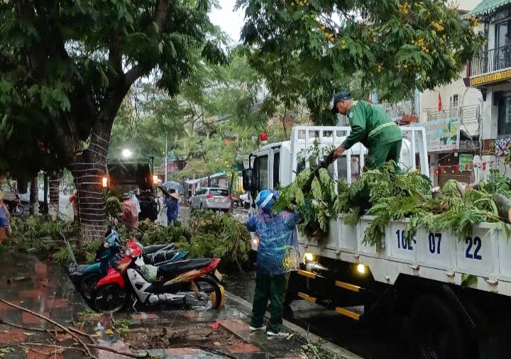 Lốc xo&aacute;y l&agrave;m tốc m&aacute;i h&agrave;ng chục ng&ocirc;i nh&agrave;, trường học, sơ t&aacute;n 140 bệnh nh&acirc;n đến nơi an to&agrave;n- Ảnh 8.