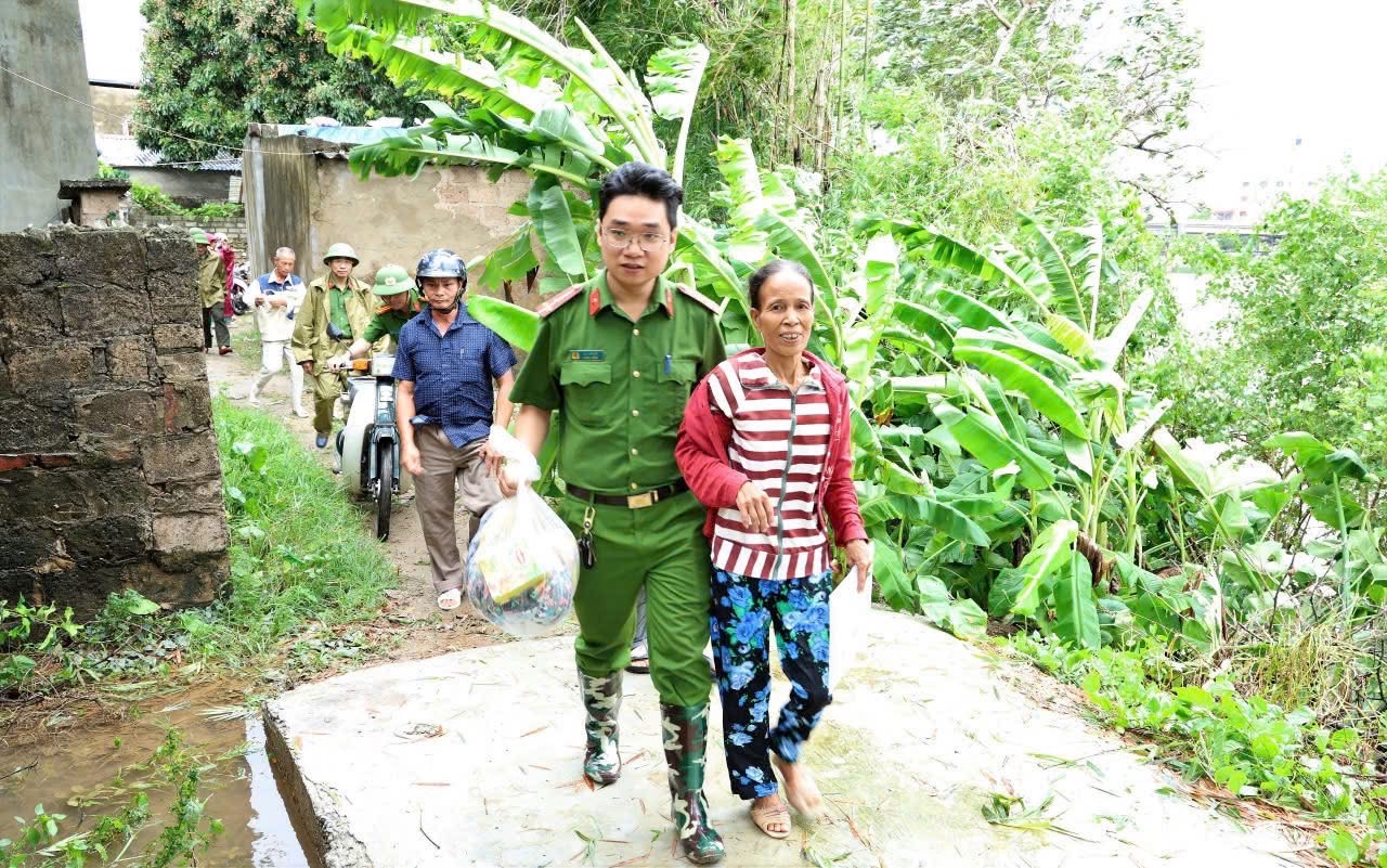 Lốc xo&aacute;y l&agrave;m tốc m&aacute;i h&agrave;ng chục ng&ocirc;i nh&agrave;, trường học, sơ t&aacute;n 140 bệnh nh&acirc;n đến nơi an to&agrave;n- Ảnh 13.