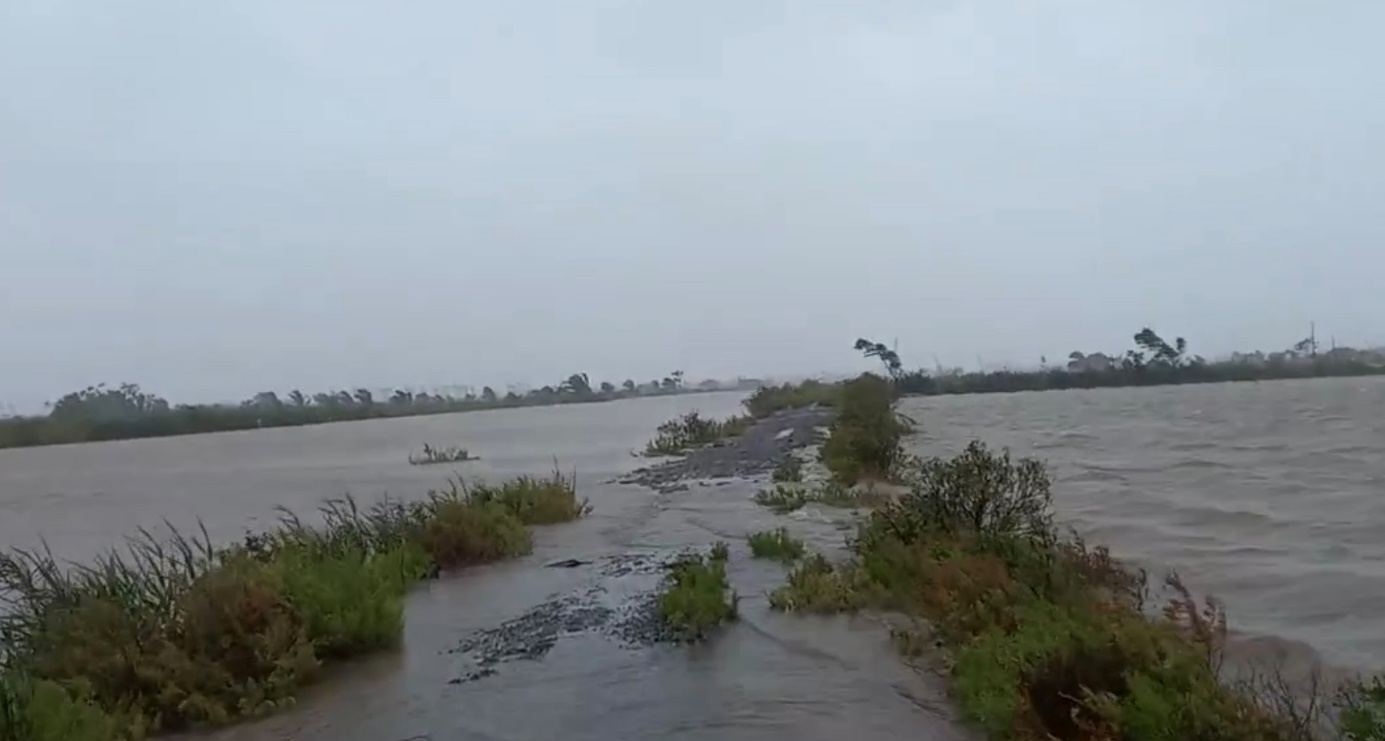 Lốc xo&aacute;y l&agrave;m tốc m&aacute;i h&agrave;ng chục ng&ocirc;i nh&agrave;, trường học, sơ t&aacute;n 140 bệnh nh&acirc;n đến nơi an to&agrave;n- Ảnh 14.