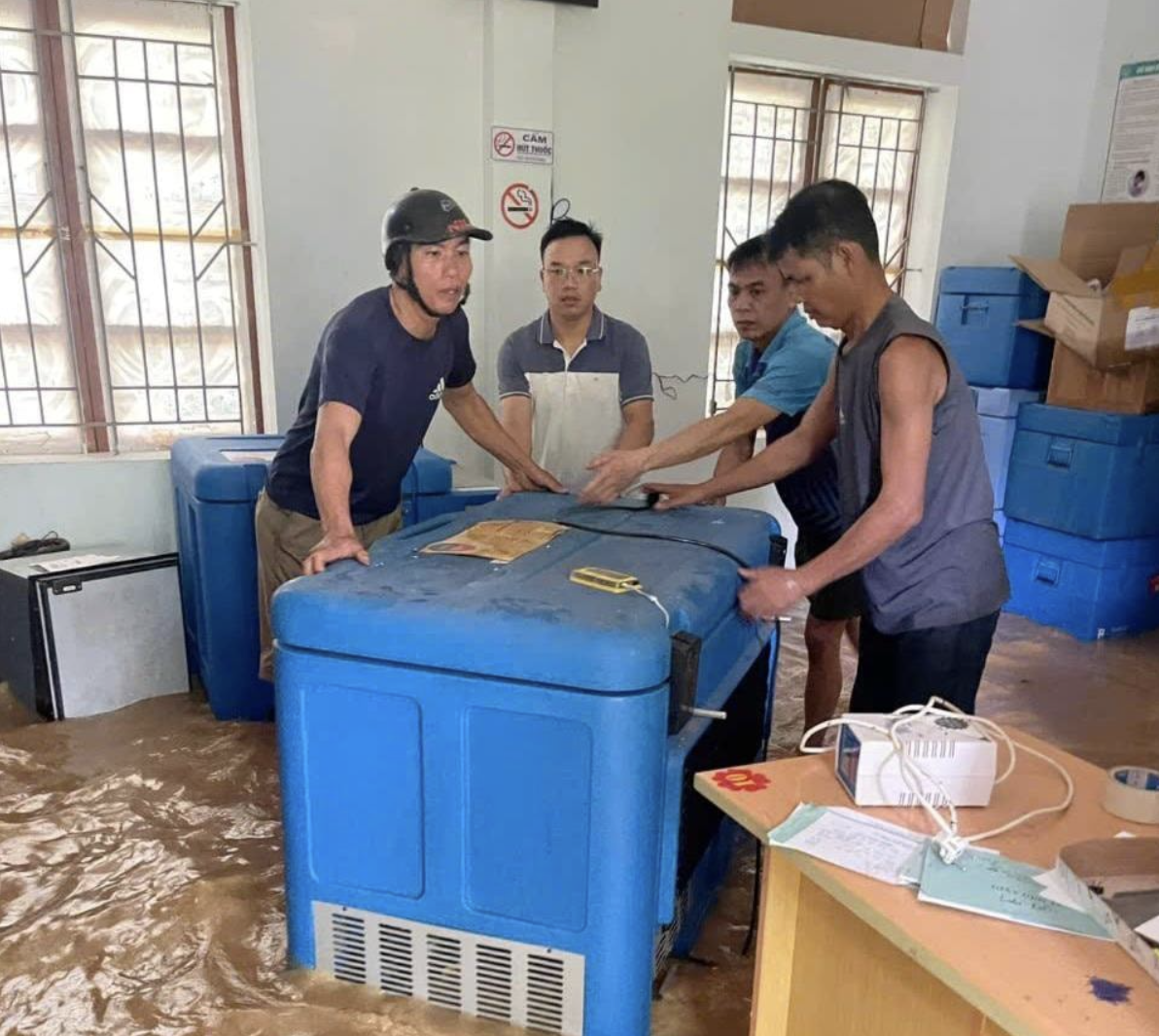 Lốc xo&aacute;y l&agrave;m tốc m&aacute;i h&agrave;ng chục ng&ocirc;i nh&agrave;, trường học, sơ t&aacute;n 140 bệnh nh&acirc;n đến nơi an to&agrave;n- Ảnh 6.