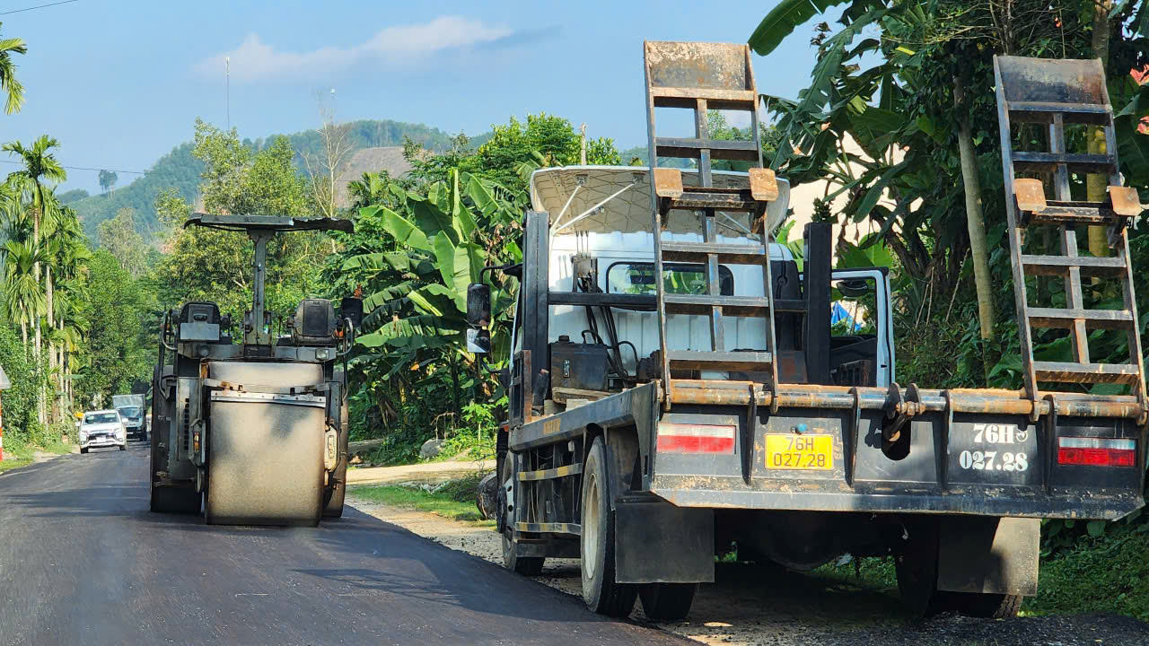 Quảng Ng&atilde;i đẩy mạnh duy tu, bảo dưỡng c&aacute;c tuyến quốc lộ ủy th&aacute;c- Ảnh 3.