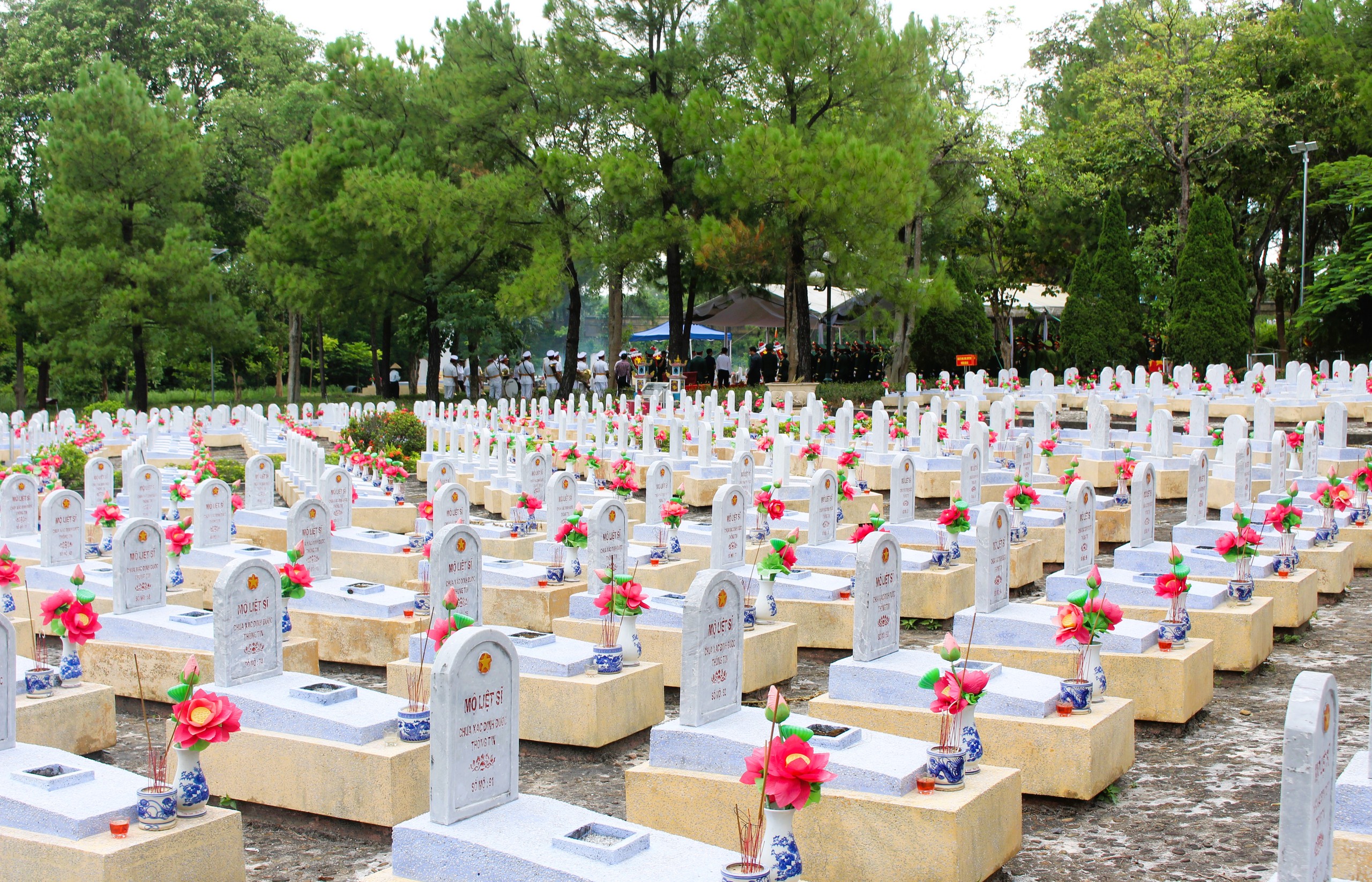 Quảng Trị tổ chức truy điệu, an t&aacute;ng 12 h&agrave;i cốt liệt sĩ- Ảnh 12.