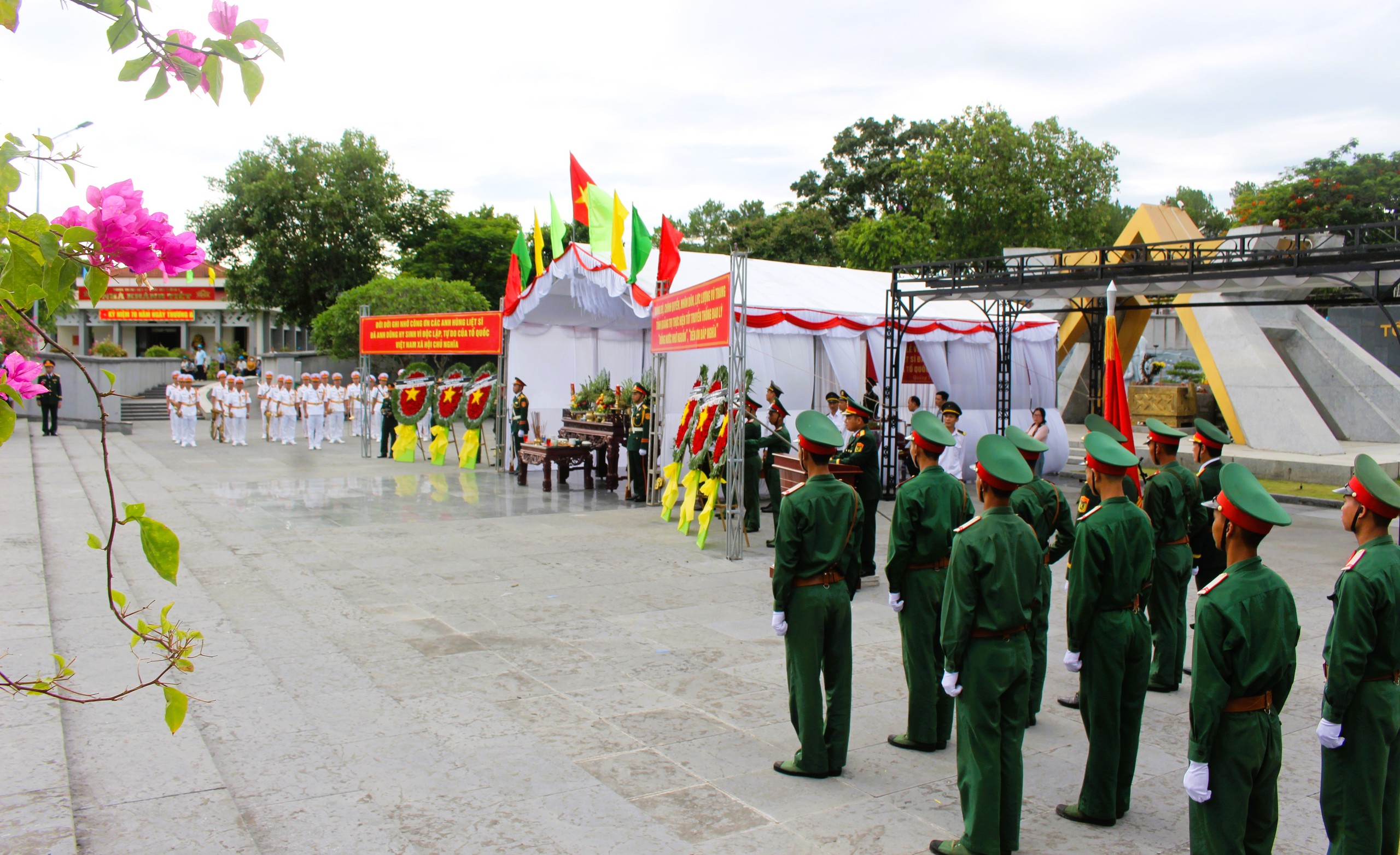 Quảng Trị tổ chức truy điệu, an t&aacute;ng 12 h&agrave;i cốt liệt sĩ- Ảnh 4.