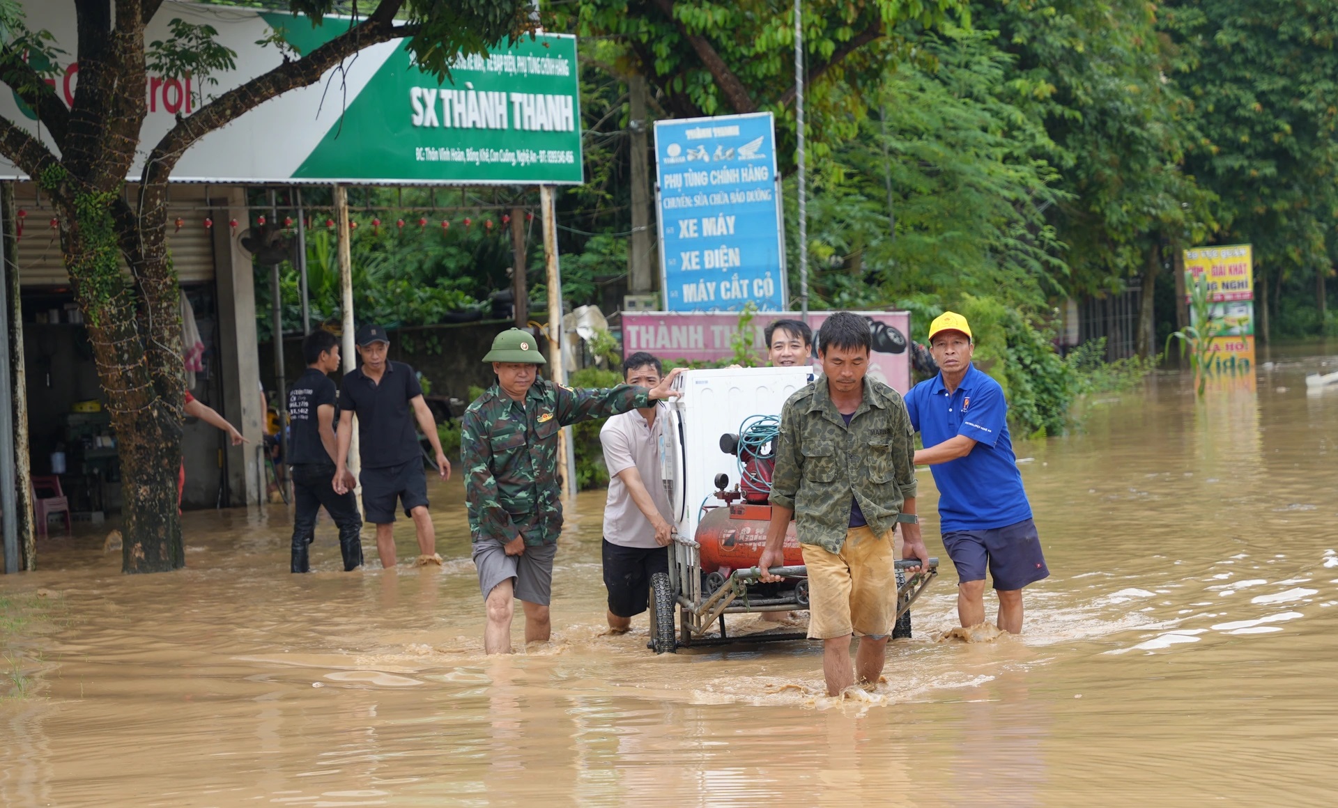 C&aacute;c x&atilde; miền T&acirc;y Nghệ An tan hoang sau lũ, h&agrave;ng trăm ng&ocirc;i nh&agrave; ch&igrave;m trong biển nước- Ảnh 21.