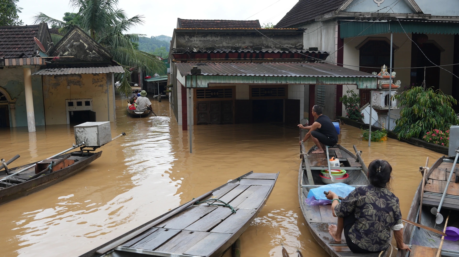 C&aacute;c x&atilde; miền T&acirc;y Nghệ An tan hoang sau lũ, h&agrave;ng trăm ng&ocirc;i nh&agrave; ch&igrave;m trong biển nước- Ảnh 18.