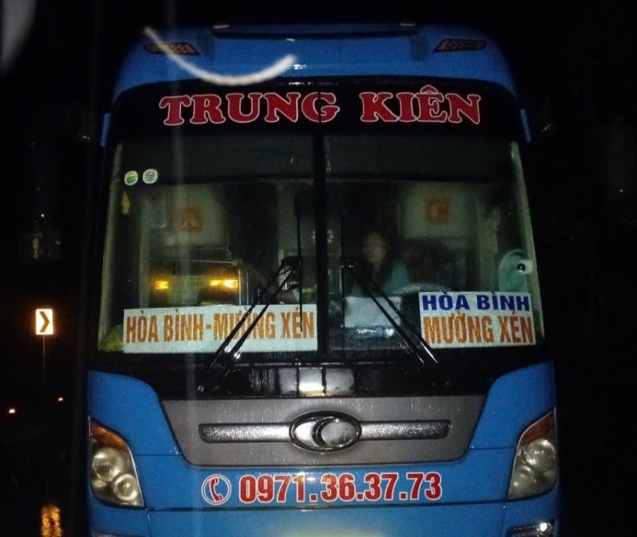 Giải cứu 20 h&agrave;nh kh&aacute;ch tr&ecirc;n xe giường nằm mắc kẹt do lũ tr&ecirc;n quốc lộ 7- Ảnh 1.