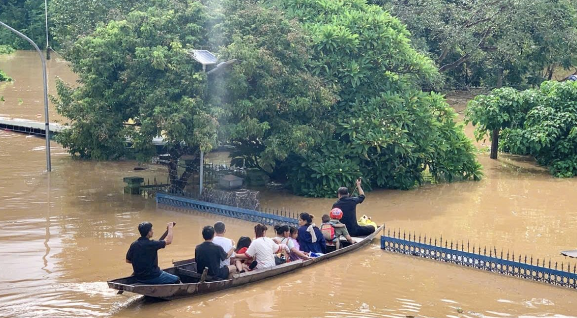 Lốc xo&aacute;y l&agrave;m tốc m&aacute;i h&agrave;ng chục ng&ocirc;i nh&agrave;, trường học, sơ t&aacute;n 140 bệnh nh&acirc;n đến nơi an to&agrave;n- Ảnh 5.