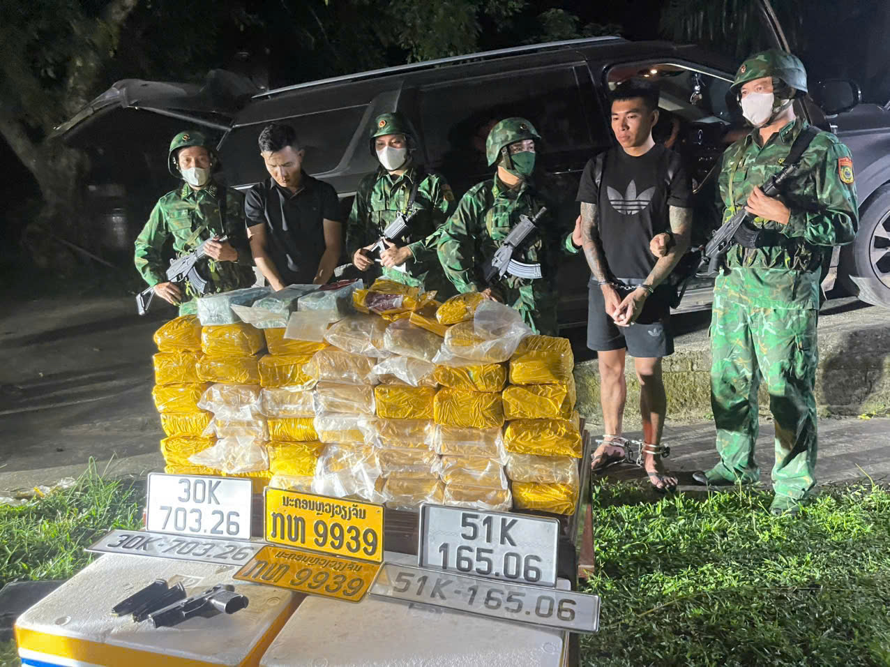 Hà Tĩnh: Bắt đối tượng vận chuyển hơn 45kg ma túy, thu 1 khẩu súng quân dụng- Ảnh 1. Hà Tĩnh: Bắt đối tượng vận chuyển hơn 45kg ma túy, thu 1 khẩu súng quân dụng- Ảnh 1.