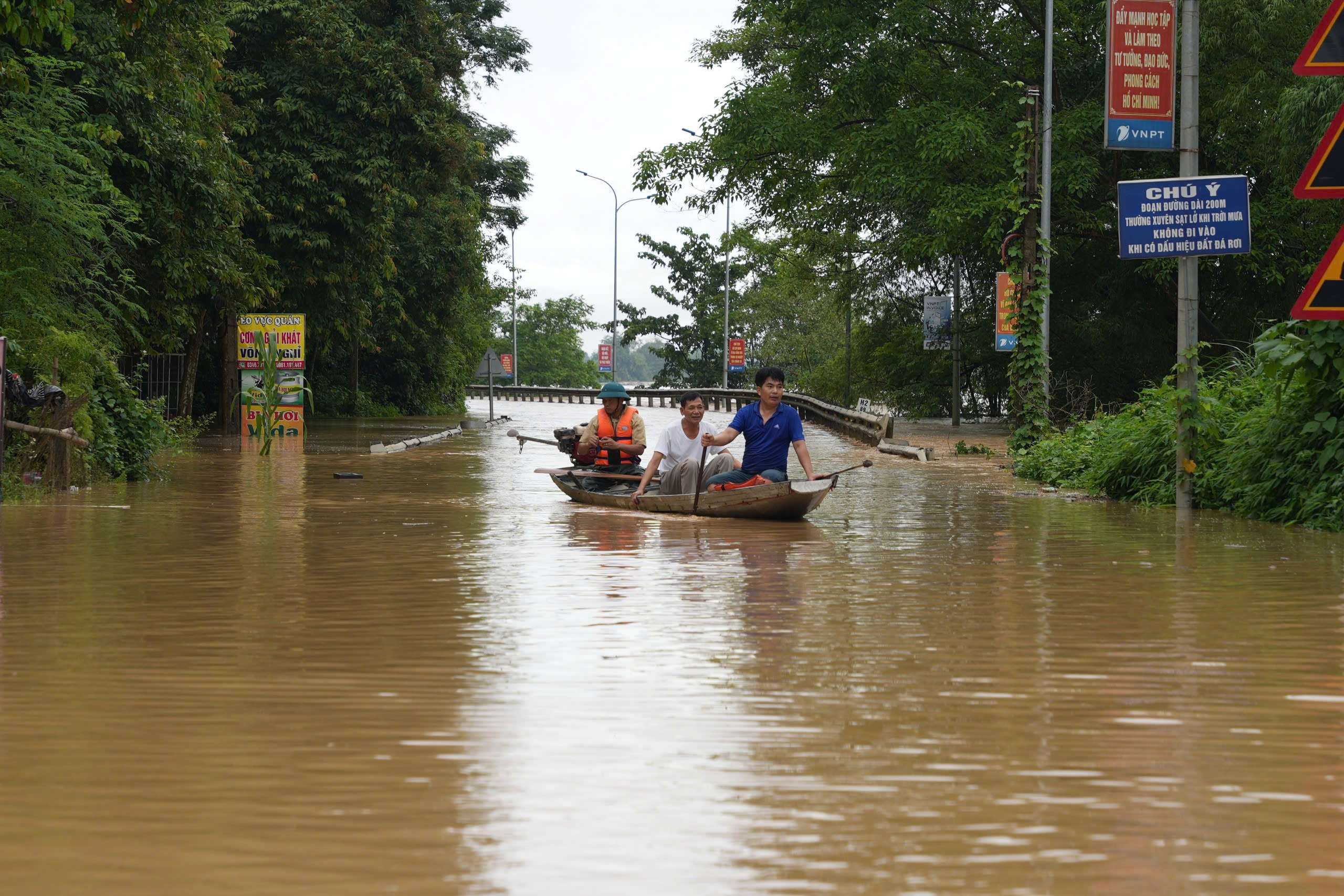 C&aacute;c x&atilde; miền T&acirc;y Nghệ An tan hoang sau lũ, h&agrave;ng trăm ng&ocirc;i nh&agrave; ch&igrave;m trong biển nước- Ảnh 19.