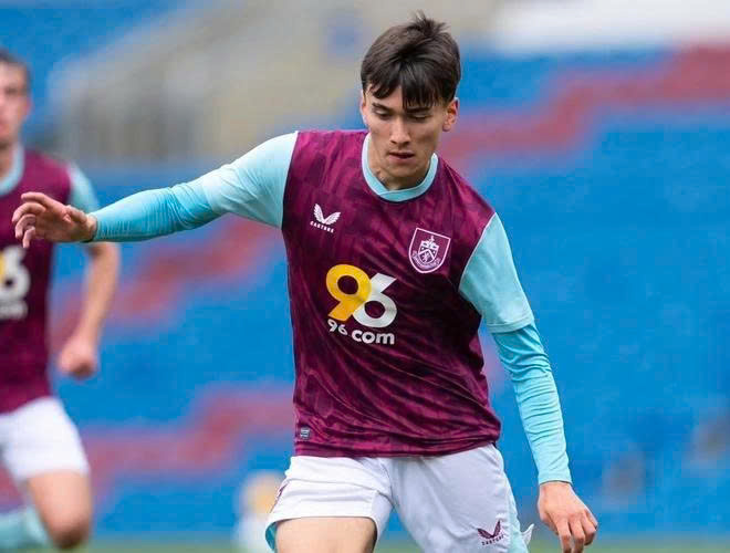 Đại gia V-League k&yacute; hợp đồng với sao Việt kiều từng kho&aacute;c &aacute;o Burnley- Ảnh 1.