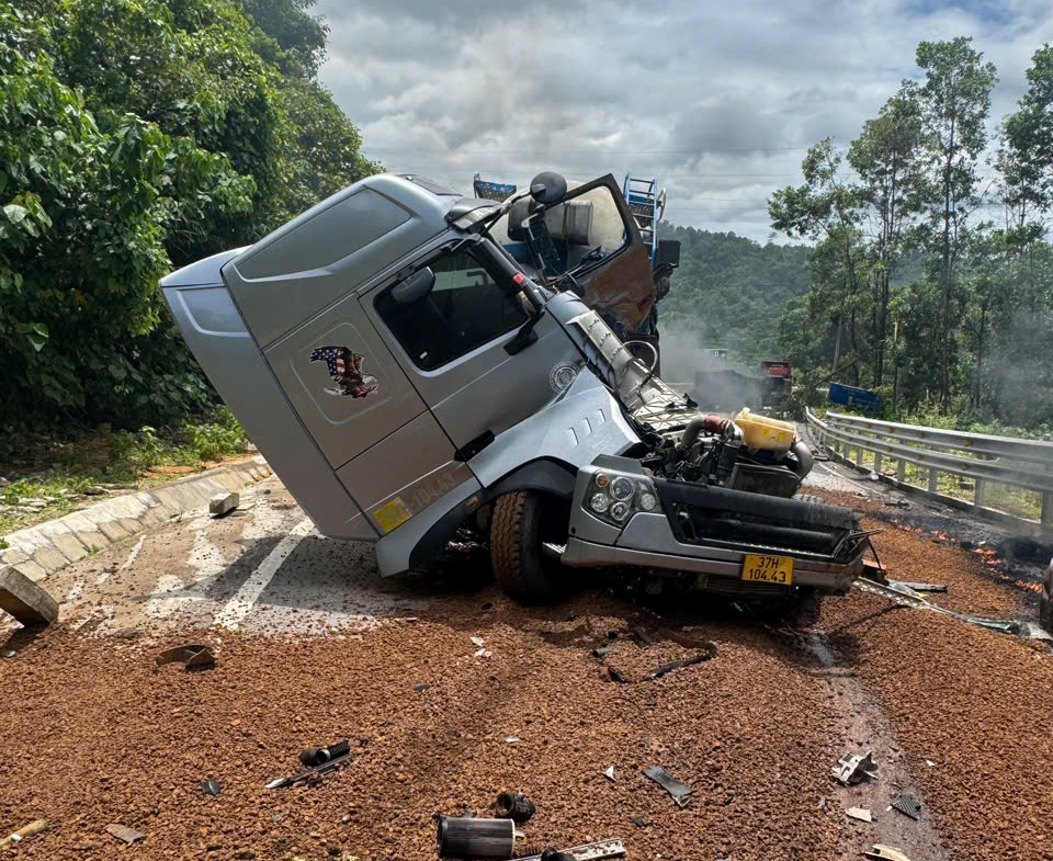 Hai xe đầu k&eacute;o đấu đầu rồi bốc ch&aacute;y tr&ecirc;n quốc lộ, một người trọng thương- Ảnh 1.