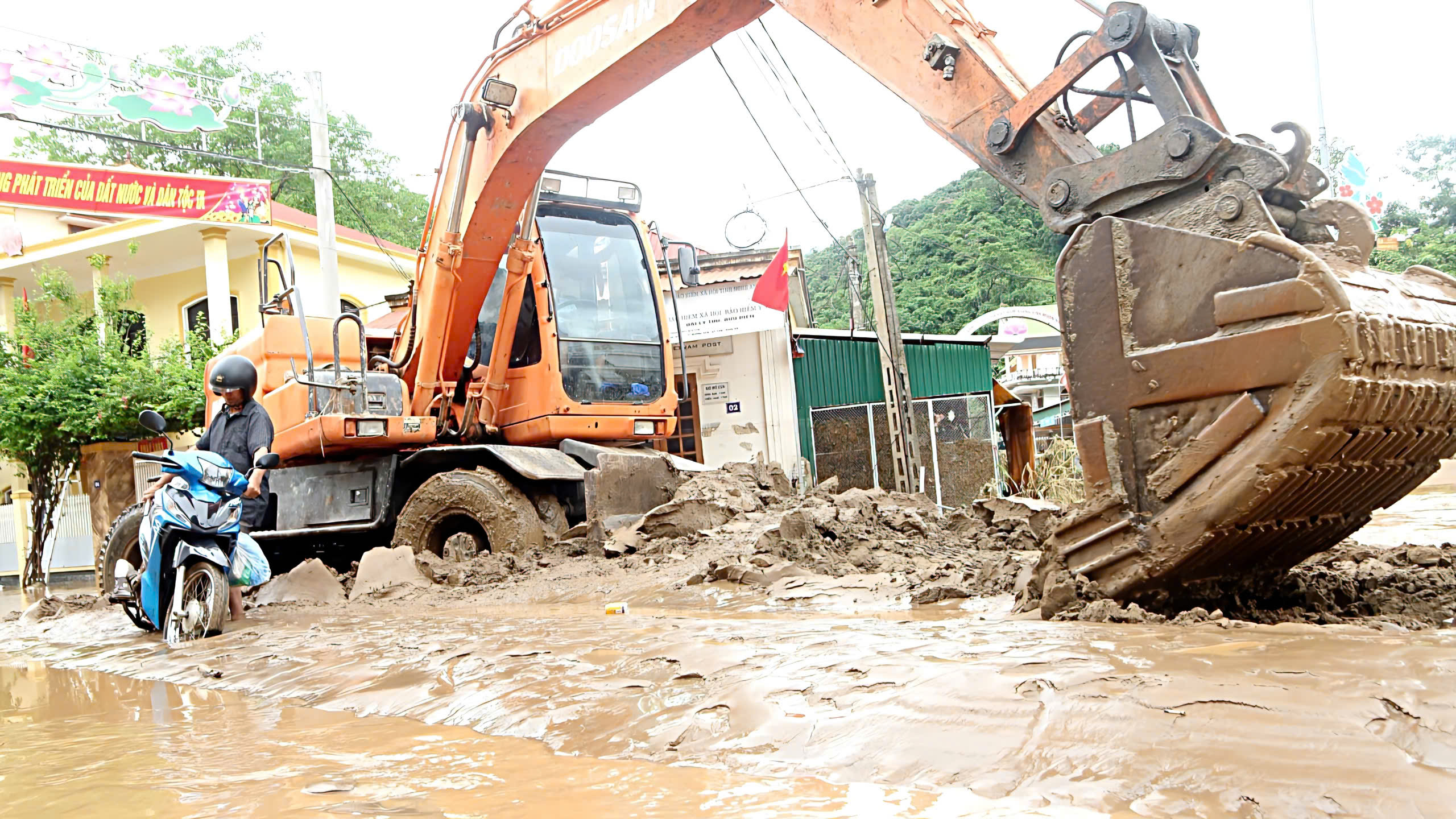 C&aacute;c x&atilde; miền T&acirc;y Nghệ An tan hoang sau lũ, h&agrave;ng trăm ng&ocirc;i nh&agrave; ch&igrave;m trong biển nước- Ảnh 4.