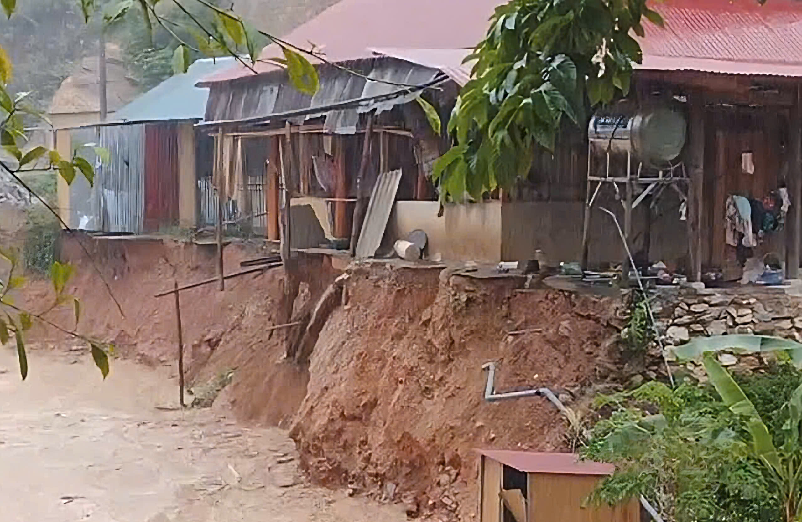 C&aacute;c x&atilde; miền T&acirc;y Nghệ An tan hoang sau lũ, h&agrave;ng trăm ng&ocirc;i nh&agrave; ch&igrave;m trong biển nước- Ảnh 9.