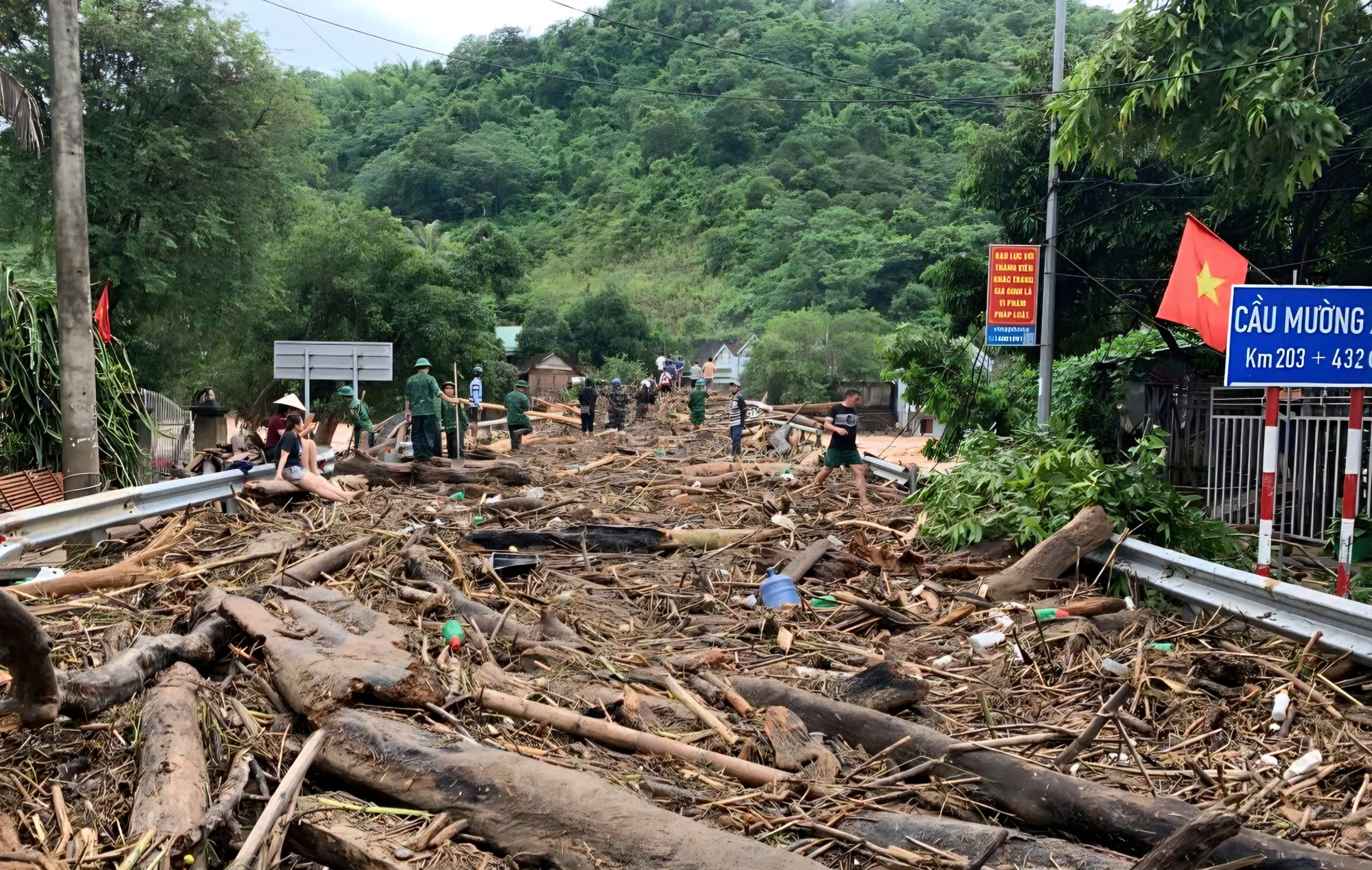 C&aacute;c x&atilde; miền T&acirc;y Nghệ An tan hoang sau lũ, h&agrave;ng trăm ng&ocirc;i nh&agrave; ch&igrave;m trong biển nước- Ảnh 1.