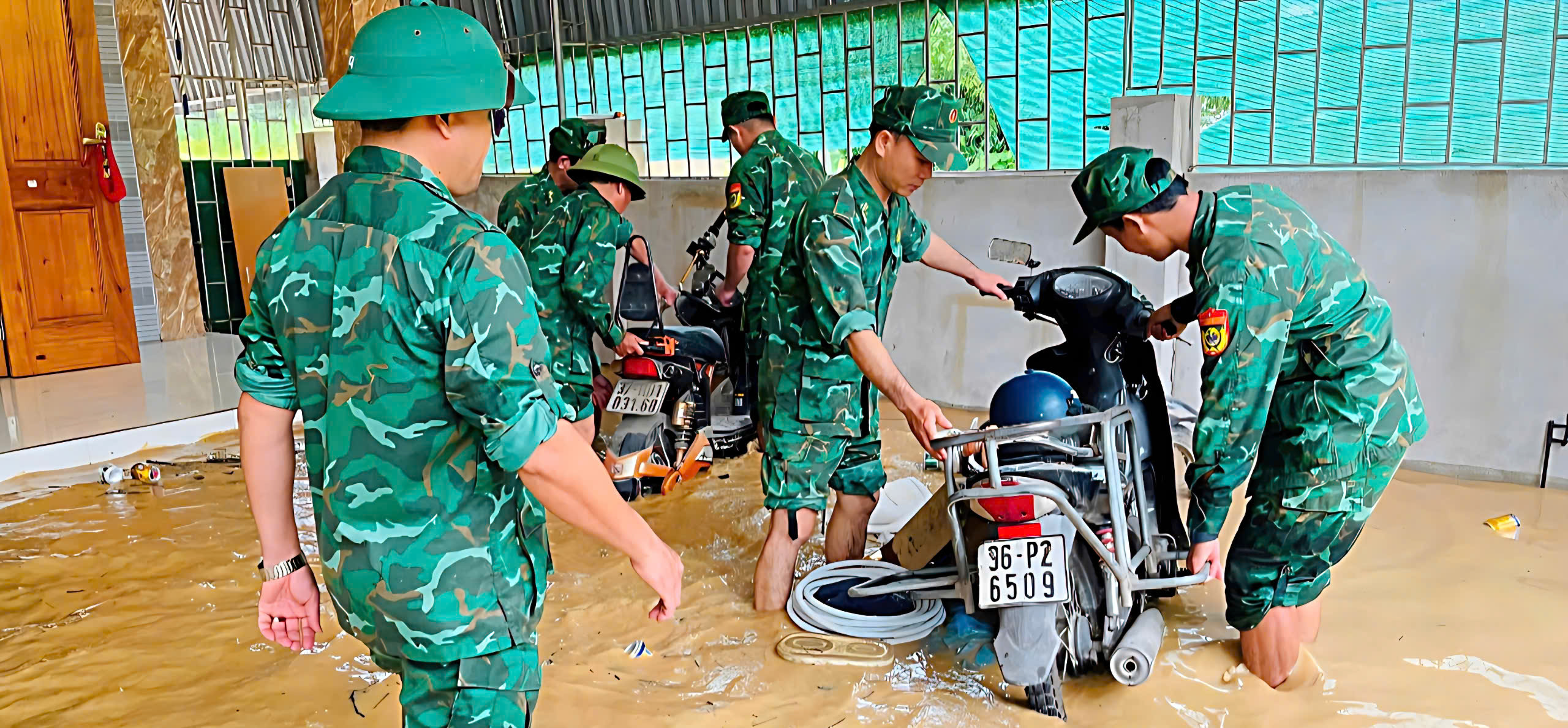 C&aacute;c x&atilde; miền T&acirc;y Nghệ An tan hoang sau lũ, h&agrave;ng trăm ng&ocirc;i nh&agrave; ch&igrave;m trong biển nước- Ảnh 11.