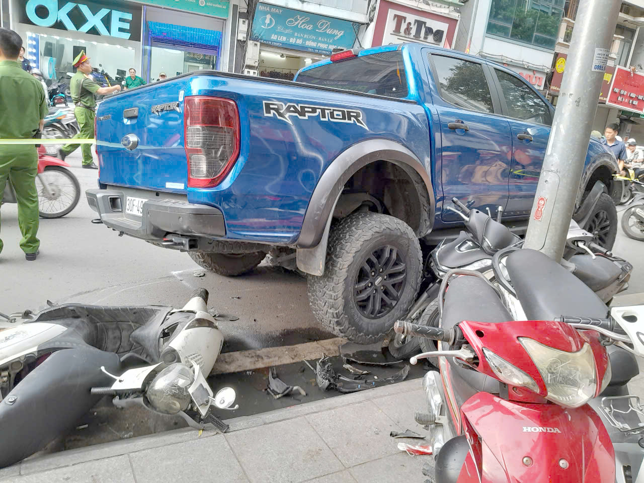 H&agrave; Nội: CSGT c&ugrave;ng người d&acirc;n kh&ecirc;nh xe b&aacute;n tải cứu người mắc kẹt dưới gầm- Ảnh 1.