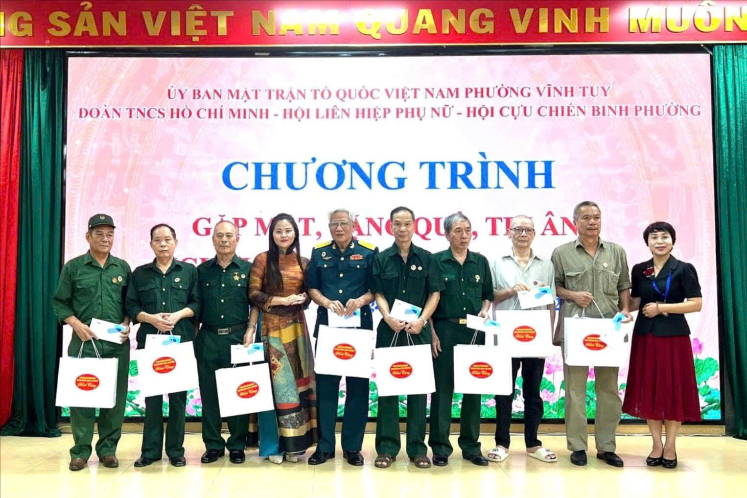 Nhiều hoạt động tri ân gia đình thương binh, liệt sĩ trên địa bàn Thủ đô- Ảnh 1. Nhiều hoạt động tri ân gia đình thương binh, liệt sĩ trên địa bàn Thủ đô- Ảnh 1.