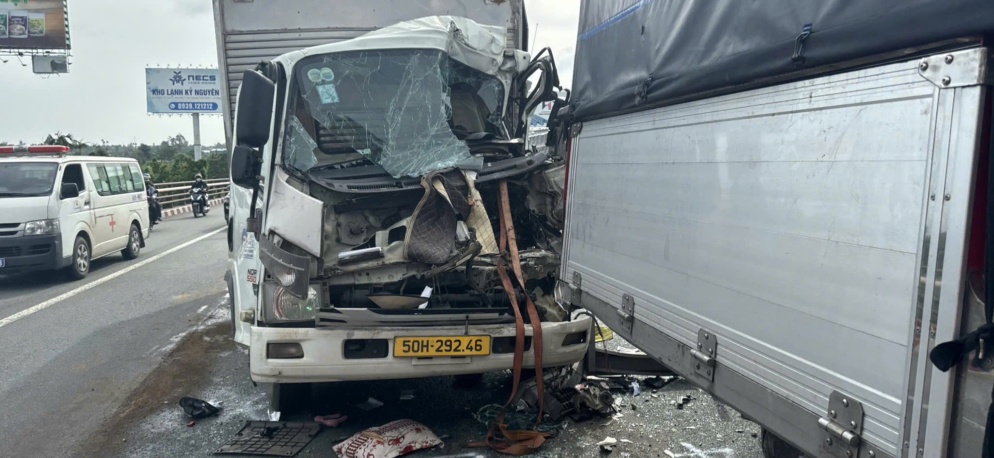 Hai &ocirc; t&ocirc; tải t&ocirc;ng nhau tr&ecirc;n cầu Cần Thơ khiến một t&agrave;i xế tử vong- Ảnh 2.