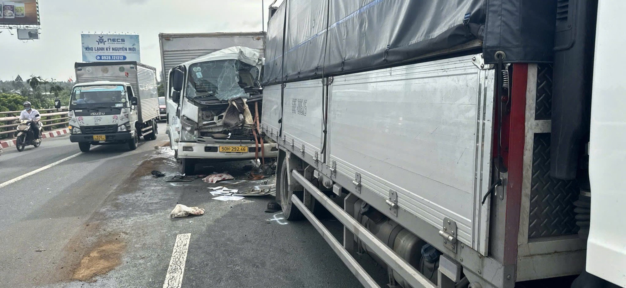 Hai &ocirc; t&ocirc; tải t&ocirc;ng nhau tr&ecirc;n cầu Cần Thơ khiến một t&agrave;i xế tử vong- Ảnh 1.