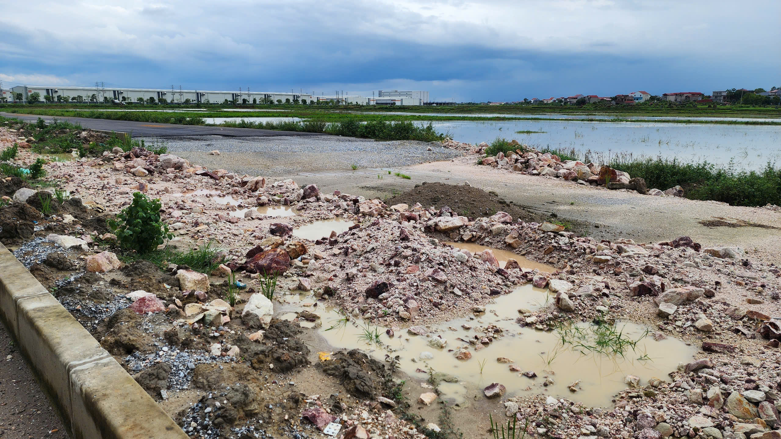 Thiếu mặt bằng, dự &aacute;n đường trăm tỷ qua khu c&ocirc;ng nghiệp ở Bắc Ninh vỡ tiến độ- Ảnh 11.