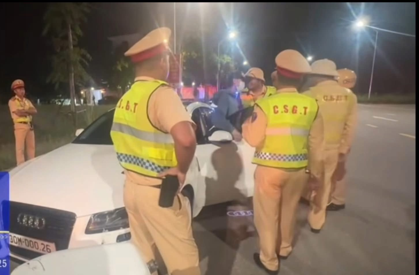 Rapper B&igrave;nh &ldquo;Gold&rdquo; l&aacute;i Audi ch&egrave;n &eacute;p xe tr&ecirc;n cao tốc, bị ph&aacute;t hiện dương t&iacute;nh với ma t&uacute;y- Ảnh 1.