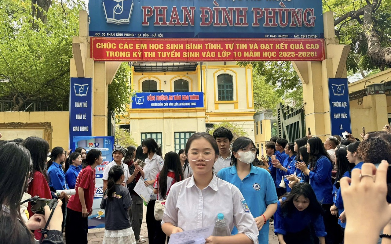 H&agrave; Nội bổ sung hơn 1.100 học sinh v&agrave;o lớp 10 c&ocirc;ng lập