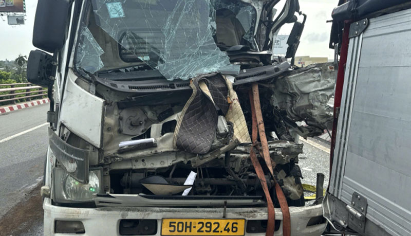 Phần đầu xe tải biến dạng, hư hỏng nặng - Ảnh: Văn Vĩnh.