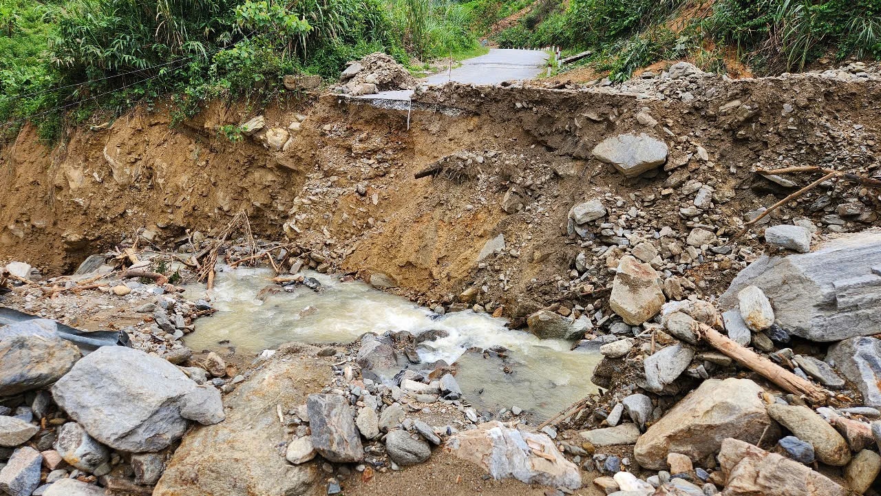 Nghệ An: Xã Nhôn Mai vẫn bị chia cắt do mưa lũ, thiệt hại gần 240 tỷ đồng- Ảnh 2. Nghệ An: Xã Nhôn Mai vẫn bị chia cắt do mưa lũ, thiệt hại gần 240 tỷ đồng- Ảnh 2.