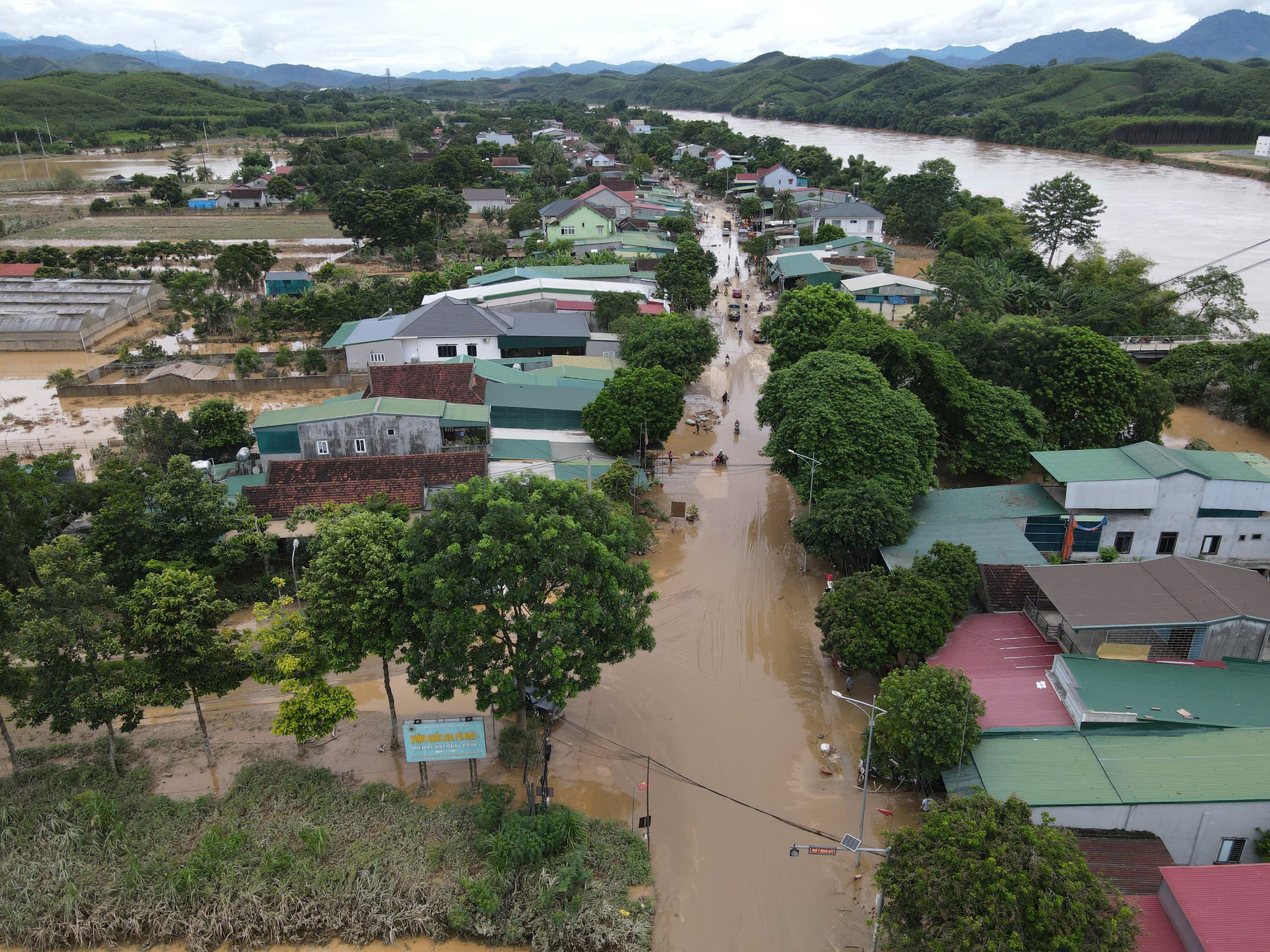 Nước lũ r&uacute;t, người d&acirc;n x&atilde; Con Cu&ocirc;ng nỗ lực khắc phục hậu quả, ổn định cuộc sống- Ảnh 1.