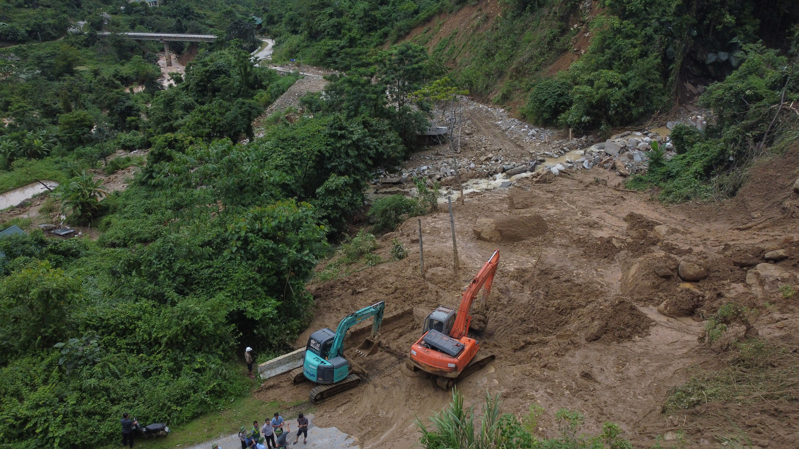 Ng&agrave;y đ&ecirc;m khắc phục sạt lở, sớm th&ocirc;ng đường v&agrave;o cứu trợ người d&acirc;n v&ugrave;ng lũ Nghệ An- Ảnh 2.