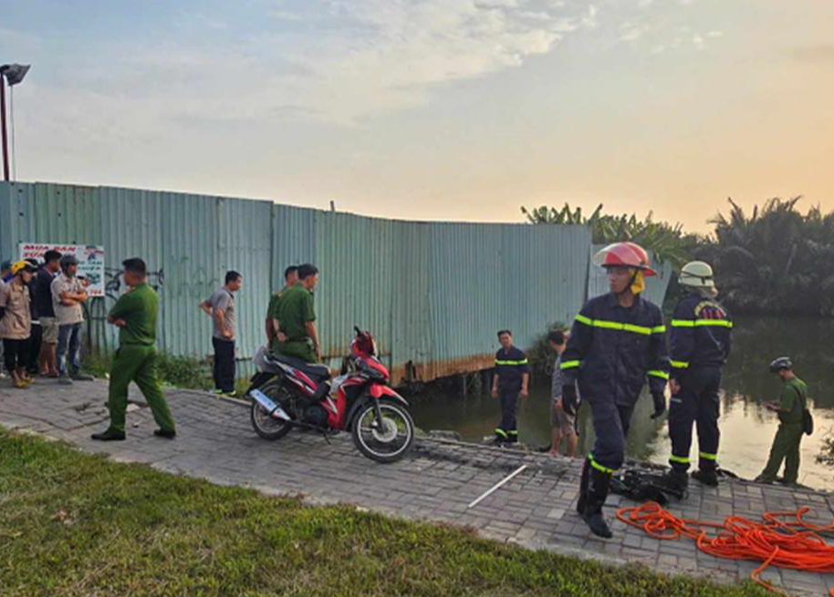 Tài xế xe công nghệ trượt chân ngã xuống kênh, bị nước cuốn mất tích- Ảnh 1. Tài xế xe công nghệ trượt chân ngã xuống kênh, bị nước cuốn mất tích- Ảnh 1.