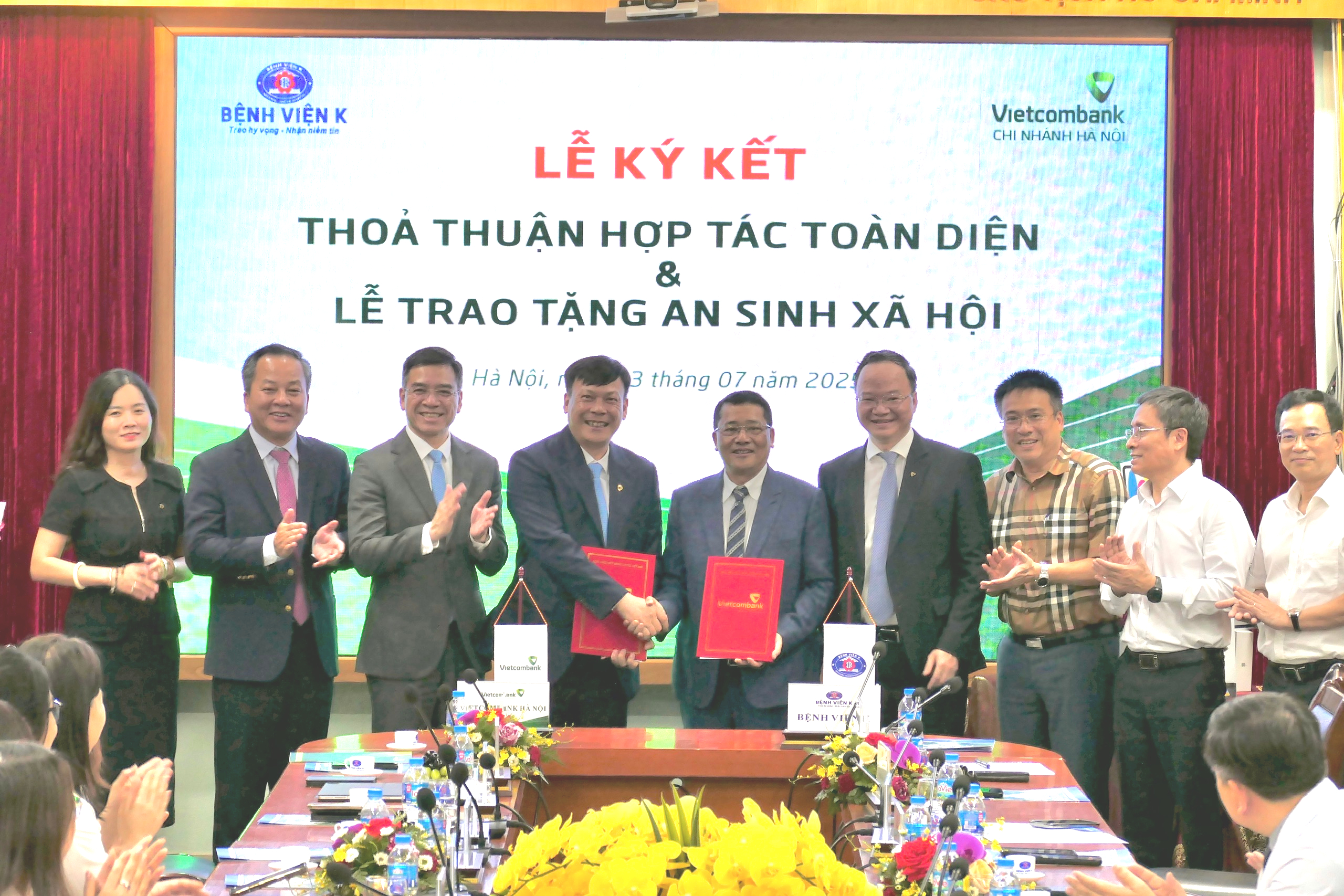 Vietcombank và Bệnh viện K ký kết hợp tác toàn diện, tặng 100 máy tính bảng- Ảnh 1. Vietcombank và Bệnh viện K ký kết hợp tác toàn diện, tặng 100 máy tính bảng- Ảnh 1.