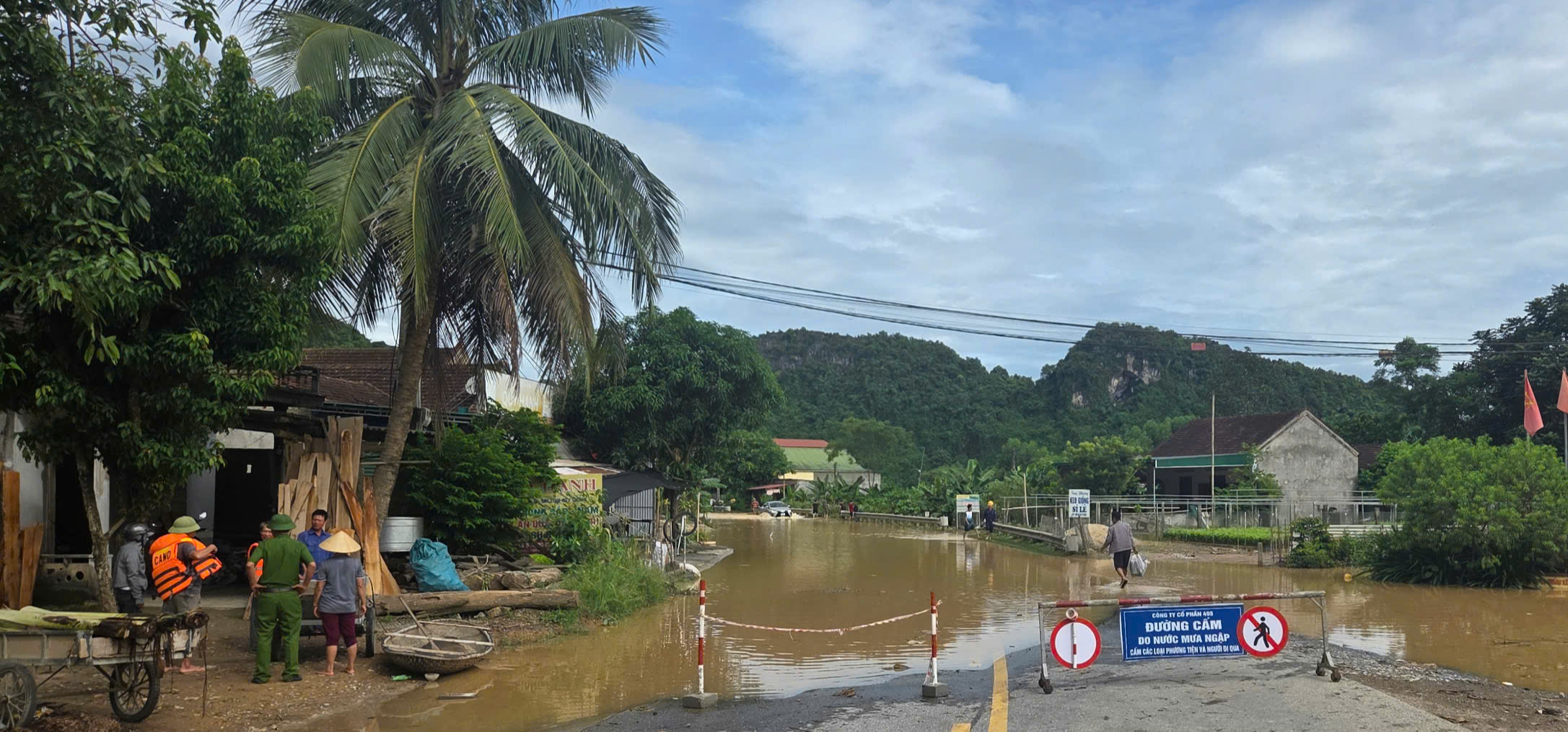 Nghe tin nh&agrave; bị lũ cuốn, người d&acirc;n kh&ocirc;ng về được do QL7 qua Nghệ An ch&igrave;m trong biển nước- Ảnh 3.